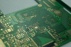 电路板制作高频板的定义 高频电路板是指电磁频率较高的特种线路板，用于高频率(频率大于300MHZ或者波长小于1米)与微波(频率大于3GHZ或者波长小于0.1米)领域的PCB，是在微波基材覆铜板上利用普通刚性线路板制造方法的部分工序或者采用特殊处理方法而生产的电